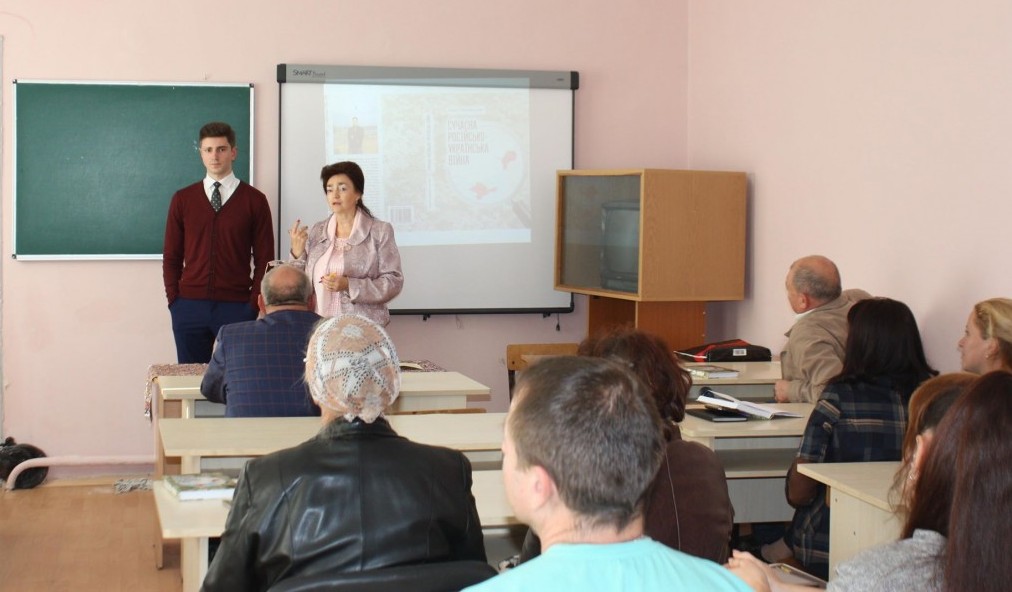 Аспірант-історик подарував учителям області важливу книжку